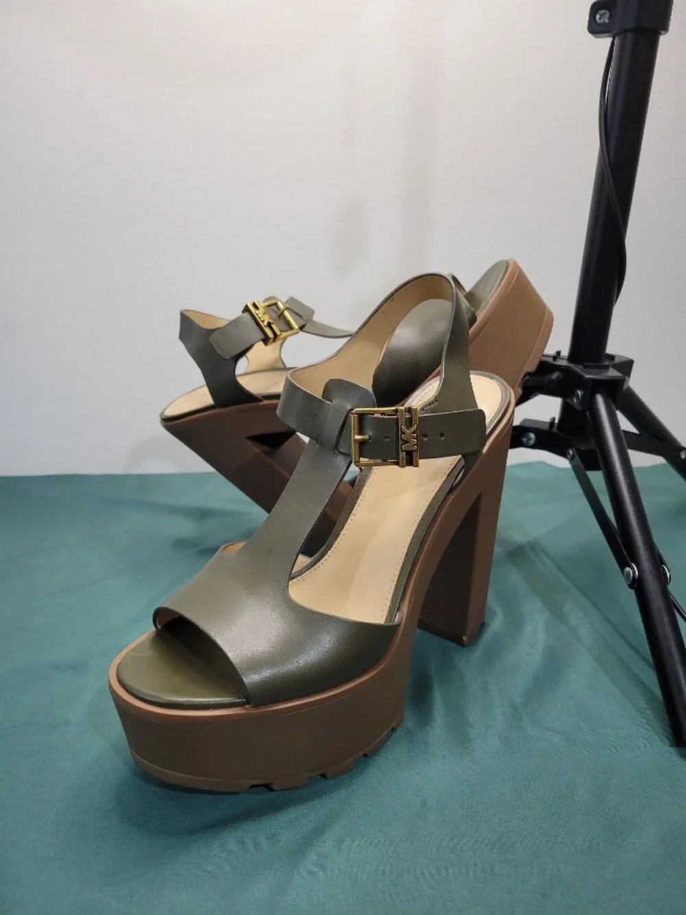 MICHAEL KORS OLIVE LEATHER PLATFORM HEELS 8.5 LIKE NEW